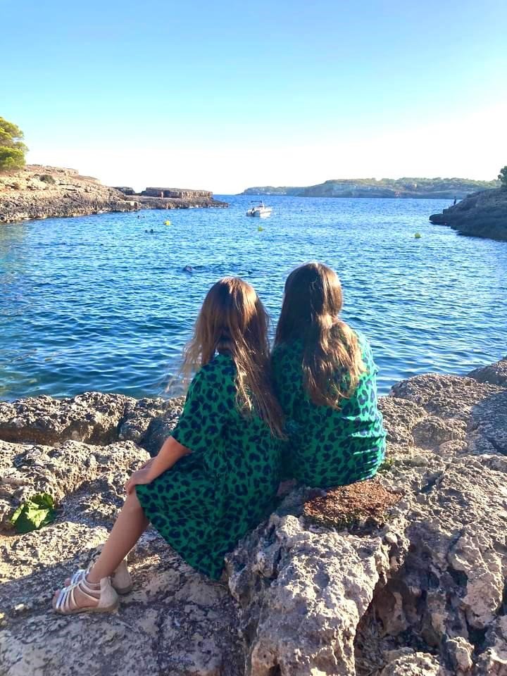Photo of 2 kids next to the sea in Mallorca.