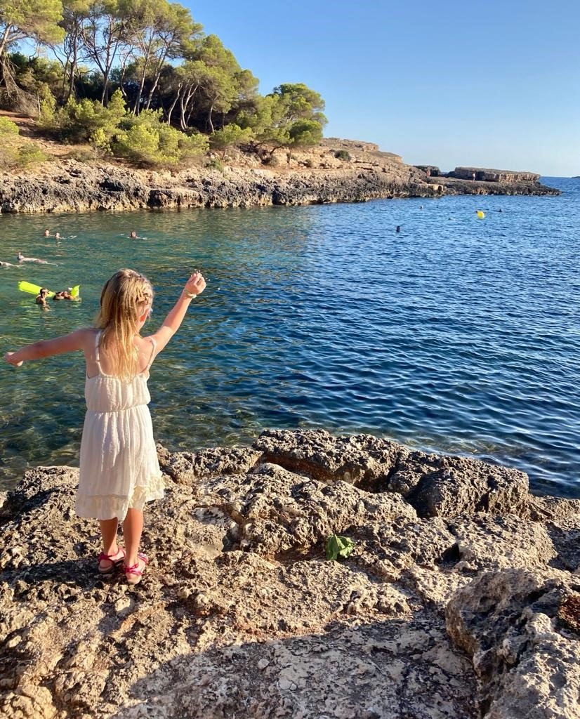 Photo of a child next to the sea in Mallorca.